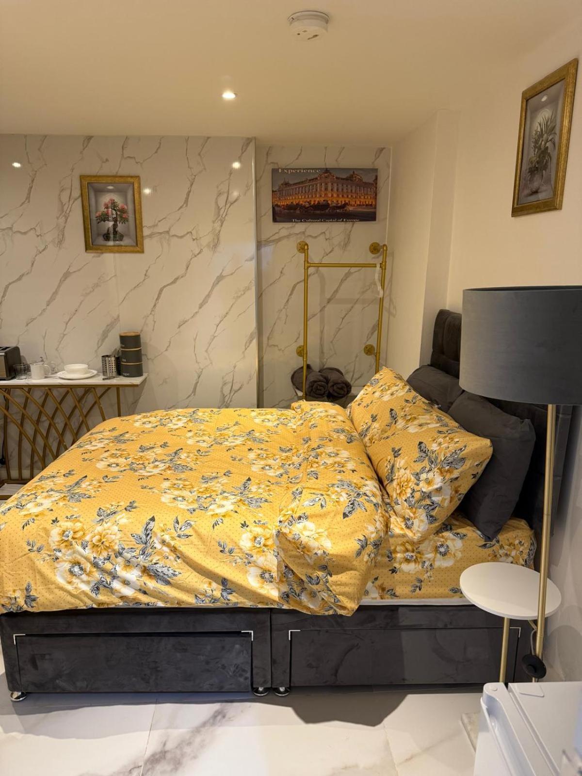 Gazde/Camere de închiriat Luxury In Victoria, 7 Minutes Walk To Victoria Station, 1 *