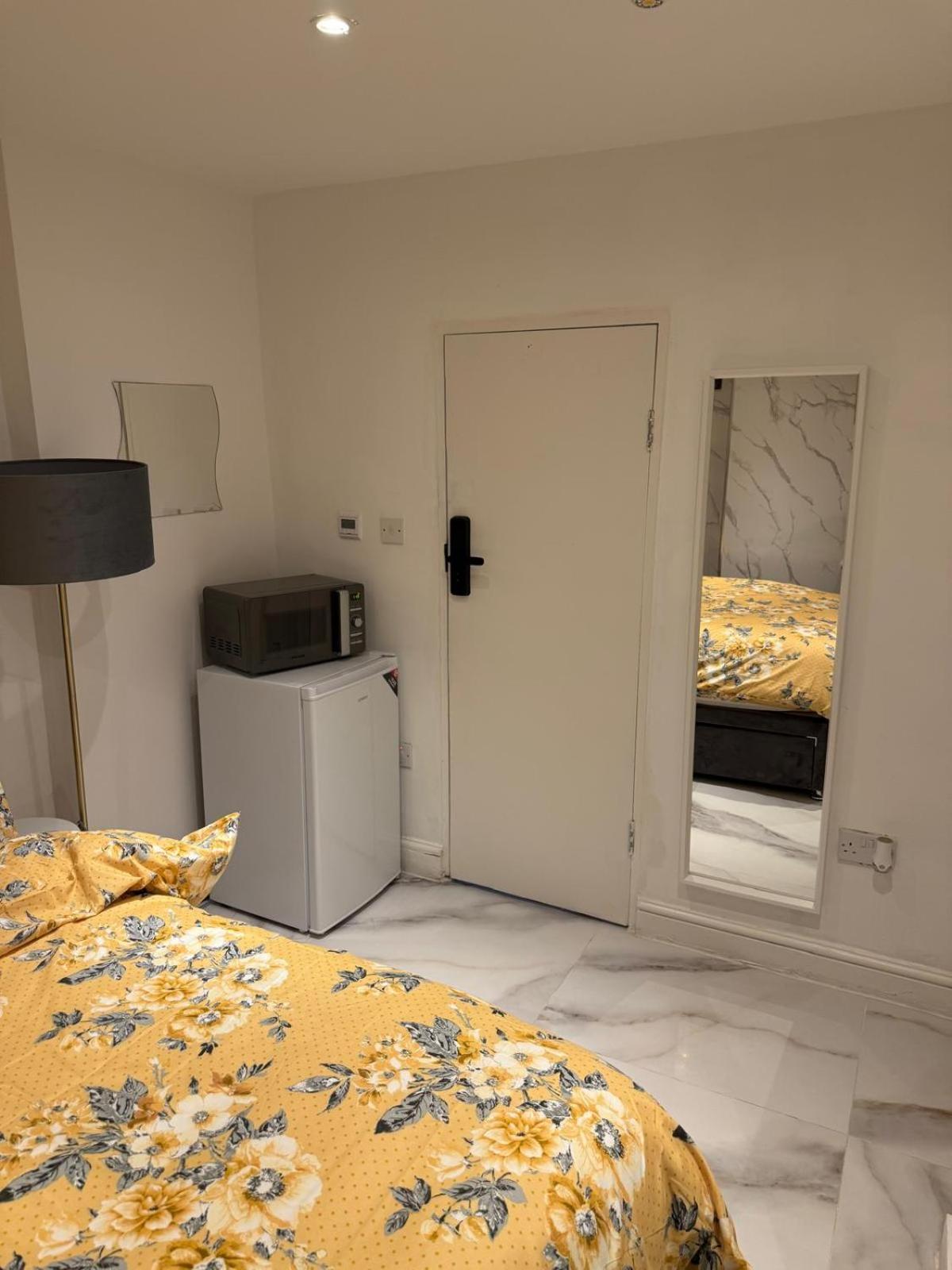 Luxury In Victoria, 7 Minutes Walk To Victoria Station, 1 Gazde/Camere de închiriat Londra
