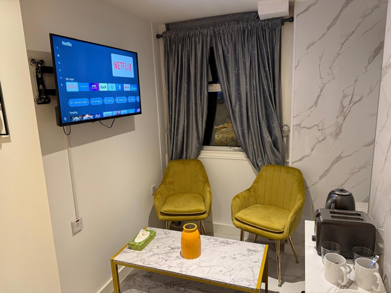 Gazde/Camere de închiriat Luxury In Victoria, 7 Minutes Walk To Victoria Station, 1 Londra
