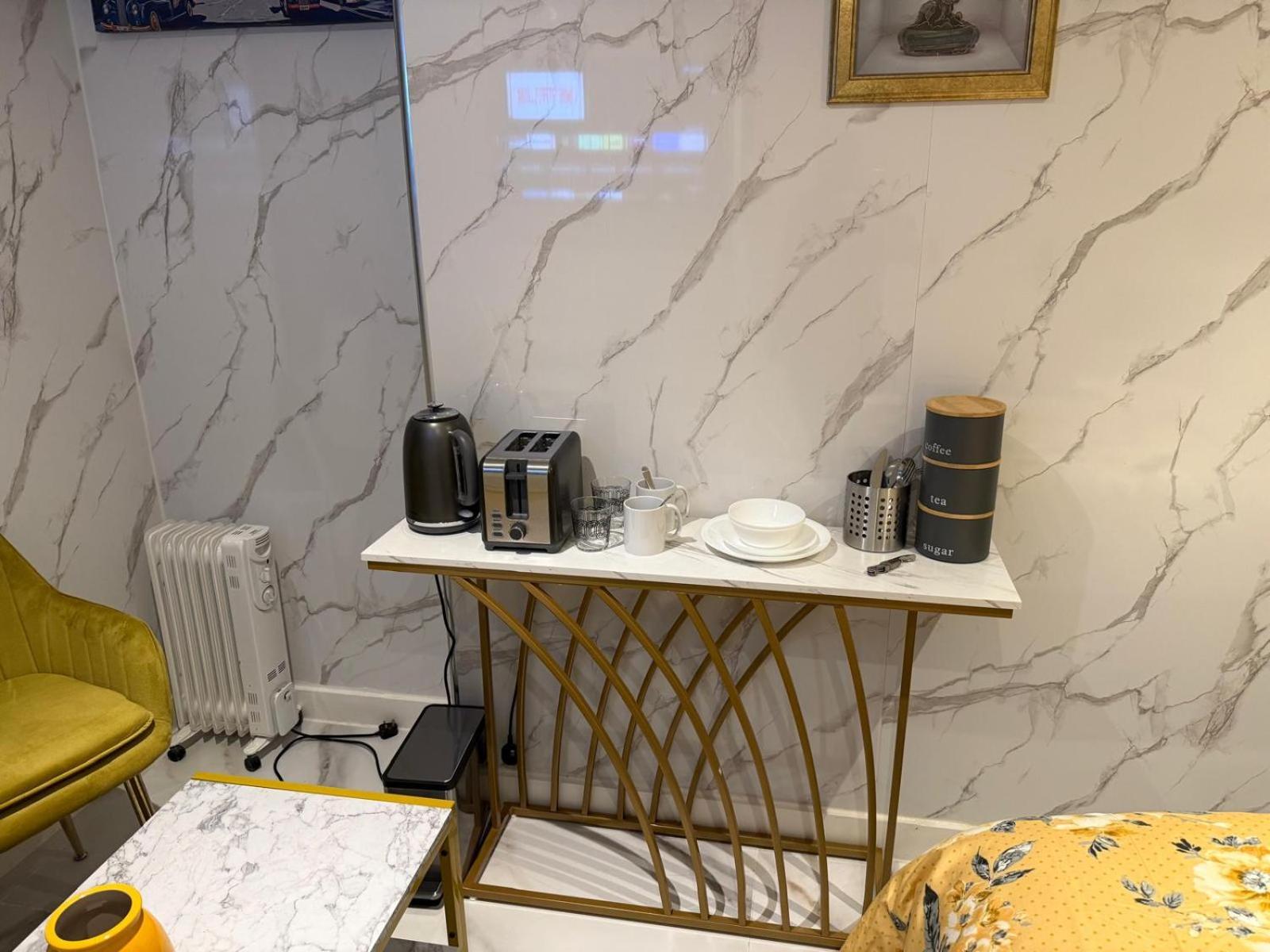 Gazde/Camere de închiriat Luxury In Victoria, 7 Minutes Walk To Victoria Station, 1