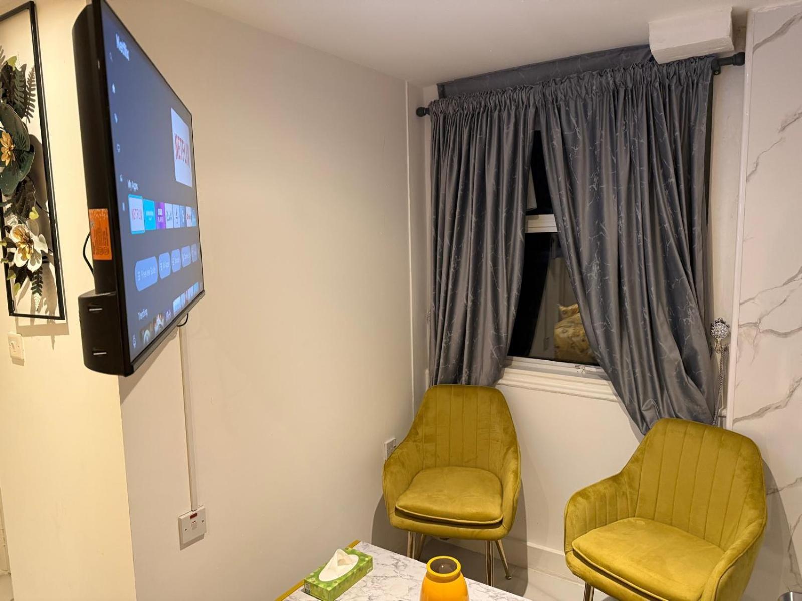 Gazde/Camere de închiriat Luxury In Victoria, 7 Minutes Walk To Victoria Station, 1