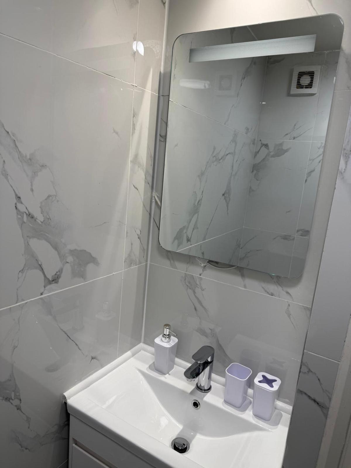 Luxury In Victoria, 7 Minutes Walk To Victoria Station, 1 Alloggio in famiglia *
